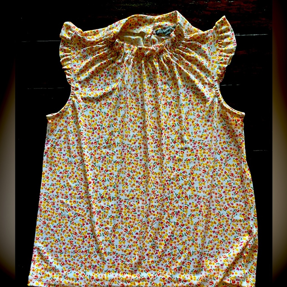 Women’s blouse, Adrianna Papell. Medium. Adorable floral pattern.